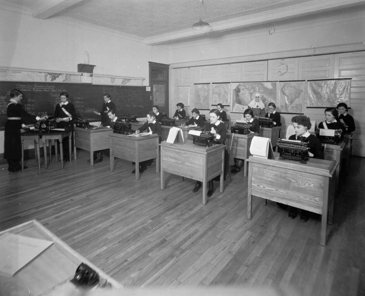 Reproduction d'une photographie d'&eacute;tudiantes du cours commercial au pensionnat Notre-Dame de Lourdes &agrave; Sturgeon Falls, Ontario, 1936.
