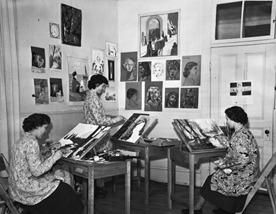 Reproduction d'une photographie d'un cours de peinture au pensionnat Notre-Dame de Lourdes d'Ottawa, Ontario, ca 1950.