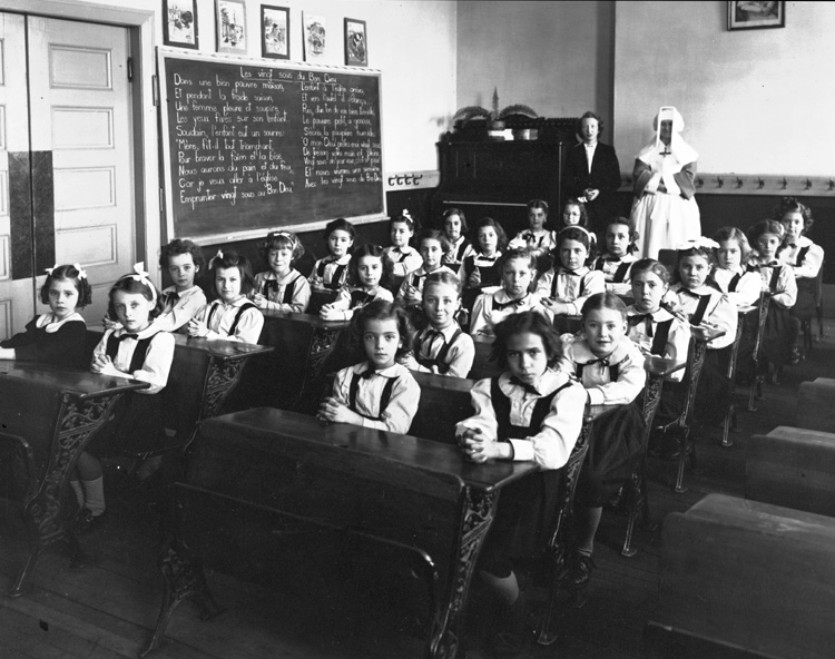 Reproduction d'une photographie d'une classe &agrave; l'&eacute;cole Montfort, Vanier, Ontario, 1949.
