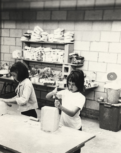 jeunes filles bricolant 