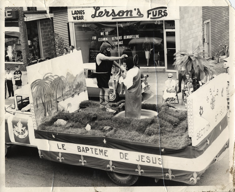 Reproduction d'une photographie d'un char all&eacute;gorique du d&eacute;fil&eacute; de la Saint-Jean-Baptiste &agrave; Cornwall (Ontario), ca 1964.