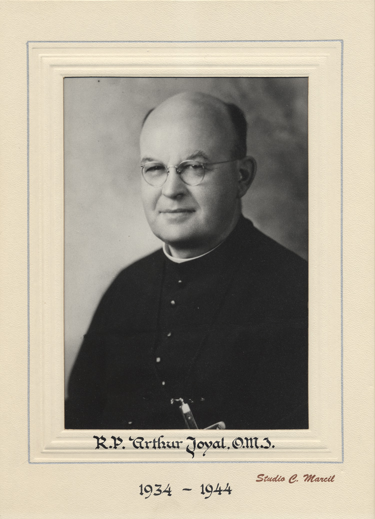 Reproduction d'une photographie de Arthur Joyal, o.m.i., chef du secr&eacute;tariat de l'ACFEO de 1934 &agrave; 1944, [194-?].