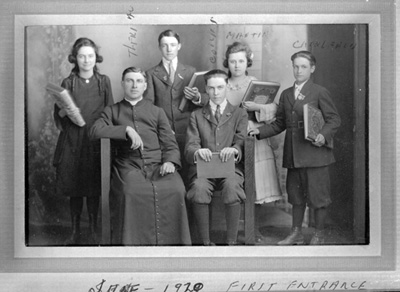 Reproduction d'une photographie du p&egrave;re Charles-Eug&egrave;ne Th&eacute;riault et d'&eacute;l&egrave;ves de l'&eacute;cole Saint-Antoine de Timmins (Ontario), juin 1920.