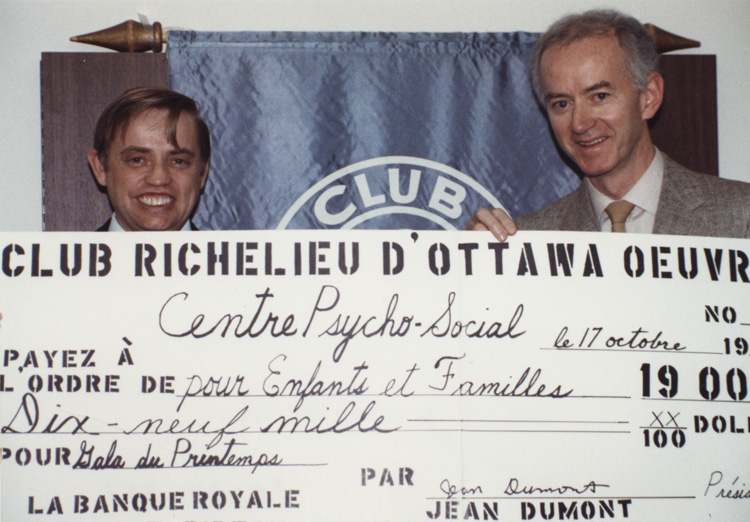 Remise d'un ch&egrave;que de 19 000 $ au Centre psycho-social pour enfants et familles, 1988