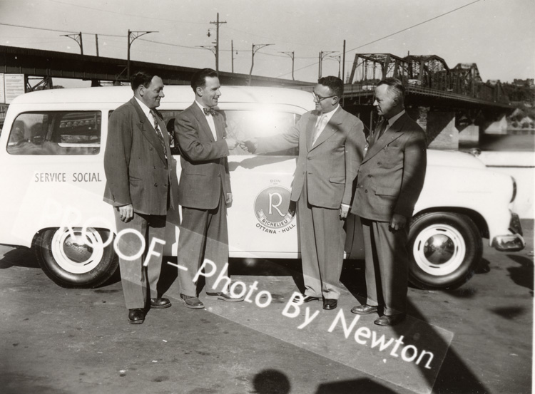 Membres du club devant l'automobile pr&eacute;vue pour leurs d&eacute;placements, 1953 