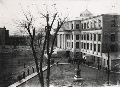 Reproduction d’une photographie de la partie centrale de l’&eacute;difice de l’Universit&eacute; d’Ottawa, Ottawa (Ontario), 1905.