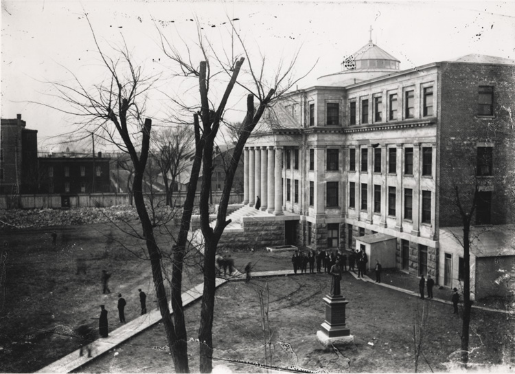 Reproduction d’une photographie de la partie centrale de l’&eacute;difice de l’Universit&eacute; d’Ottawa, Ottawa (Ontario), 1905.