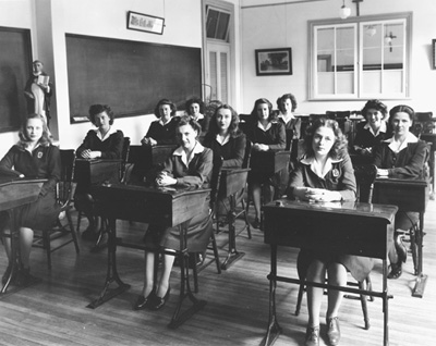 Reproduction d’une photographie d’une classe de r&eacute;thorique et de philosophie du Coll&egrave;ge Bruy&egrave;re des Soeurs grises de la Croix ou Soeurs de la charit&eacute; d’Ottawa, Ottawa (Ontario), 1945.