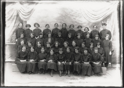 Reproduction d’une photographie d’un groupe d’&eacute;l&egrave;ve du couvent Notre-Dame-du-Sacr&eacute;-Coeur d’Ottawa (couvent de la rue Rideau) des Soeurs grises de la Croix ou Soeurs de la charit&eacute; d’Ottawa, ca 1920.
