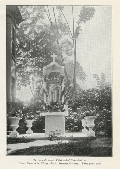 Reproduction de la vingt-deuxi&egrave;me page de la brochure intitul&eacute; Congr&eacute;gation de Notre-Dame, comprenant une photographie d’une statue repr&eacute;sentant Sainte-Th&eacute;r&egrave;se de l’Enfant J&eacute;sus situ&eacute;e dans les jardins de la Congr&eacute;gation de Notre-Dame, Ottawa (Ontario), 1929.