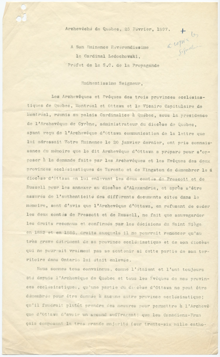 Reproduction de la premi&egrave;re page d’une copie d’une lettre de repr&eacute;sentants de la hi&eacute;rarchie catholique du Qu&eacute;bec au cardinal Ledochowski, pr&eacute;fet de la Sacr&eacute;e Congr&eacute;gation de la propagande de la foi, &agrave; Rome, 25 f&eacute;vrier 1897.
