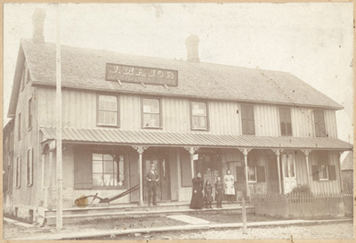 Reproduction d’une photographie de la famille Major devant son magasin g&eacute;n&eacute;ral, Orl&eacute;ans (Ontario), ca 1890.
