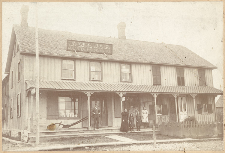 Reproduction d’une photographie de la famille Major devant son magasin g&eacute;n&eacute;ral, Orl&eacute;ans (Ontario), ca 1890.