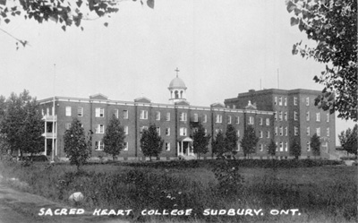 Reproduction d’une carte postale du Coll&egrave;ge Sacr&eacute;-Coeur de Sudbury (Ontario), ca 1930.