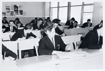 Reproduction d’une photographie d’un groupe d’&eacute;l&egrave;ves du secondaire dans la salle d’&eacute;tude du Coll&egrave;ge de Hearst (Ontario), ca 1965.