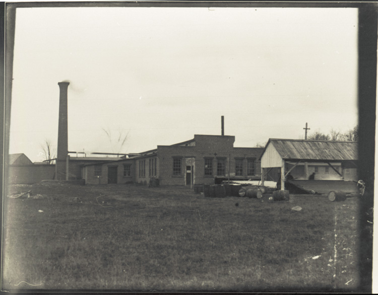 Reproduction d’une photographie des installations de la companie Shell, fabriquant de petits wagons pour chemin de fer, Alexandria (Ontario), ca 1904.