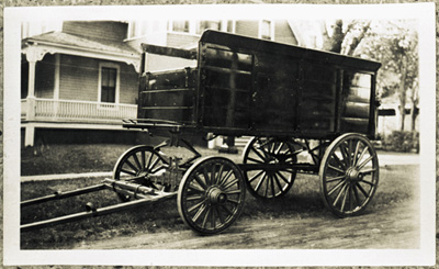 Reproduction d’une photographie d’un charriot fabriqu&eacute; par Munroe and McIntosh, voituriers, Alexandria (Ontario), ca 1923.
