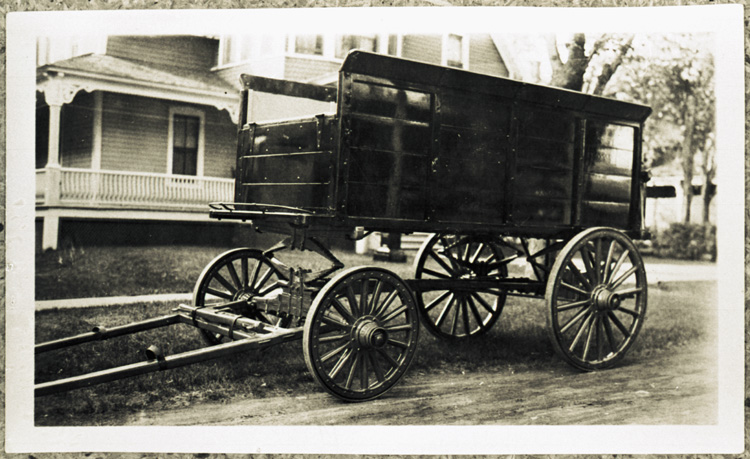 Reproduction d’une photographie d’un charriot fabriqu&eacute; par Munroe and McIntosh, voituriers, Alexandria (Ontario), ca 1923.