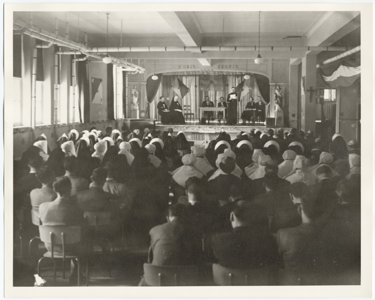 Reproduction d’une photographie du Séminaire sur la situation du français en Ontario, tenu à Corwall (Ontario) du 10 au 12 février 1956 et organisé par l’Association de l’enseignement français de l’Ontario, février 1956.