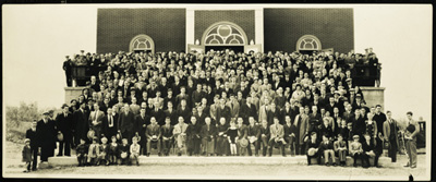 Reproduction d’une photographie de la b&eacute;n&eacute;diction de l’&eacute;glise de L’Assomption &agrave; Kirkland Lake, 9 octobre 1932.
