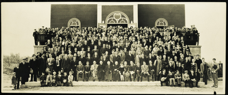 Reproduction d’une photographie de la b&eacute;n&eacute;diction de l’&eacute;glise de L’Assomption &agrave; Kirkland Lake, 9 octobre 1932.