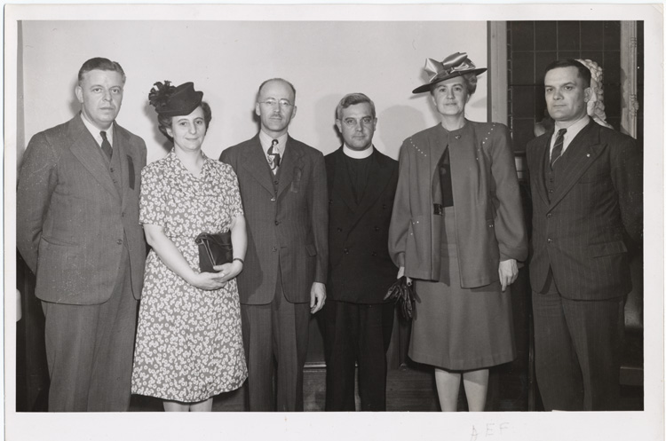 Reproduction d’un photographie des membres du conseil exécutif de l’Association de l’enseignement français de l’Ontario (AEFO), lors du congrès tenu à la Salle académique de l’Université d’Ottawa, 9 avril 1947.
