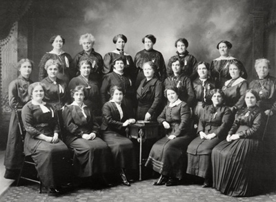 Reproduction d’une photographie des gardiennes de l’&eacute;cole Guigues d’Ottawa (Ontario), 1916.