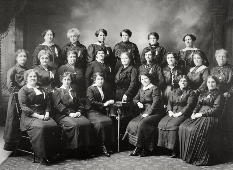 Reproduction d’une photographie des gardiennes de l’école Guigues d’Ottawa (Ontario), 1916.