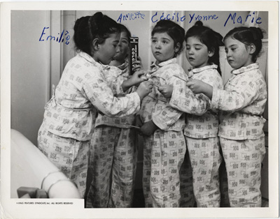 Reproduction d’une photographie des jumelles Dionne faisant une promotion pour la cr&egrave;me dentifrice de marque Colgate, [194-?].