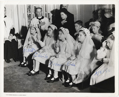 Reproduction d’une photographie de la premi&egrave;re communion des jumelles Dionne, Annette, C&eacute;cile, Yvonne, &Eacute;milie et Marie, 15 ao&ucirc;t 1940.