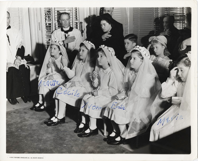 Reproduction d’une photographie de la premi&egrave;re communion des jumelles Dionne, Annette, C&eacute;cile, Yvonne, &Eacute;milie et Marie, 15 ao&ucirc;t 1940.