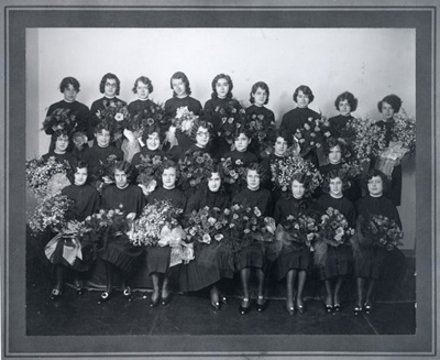 Reproduction d’une photographie d’une graduation de futures institutrices, &eacute;l&egrave;ves du couvent de la rue Rideau, Ottawa (Ontario), 1930.