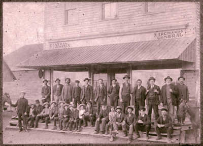 Reproduction d’une photographie d’un magasin g&eacute;n&eacute;ral, Limoges (Ontario), 1900.