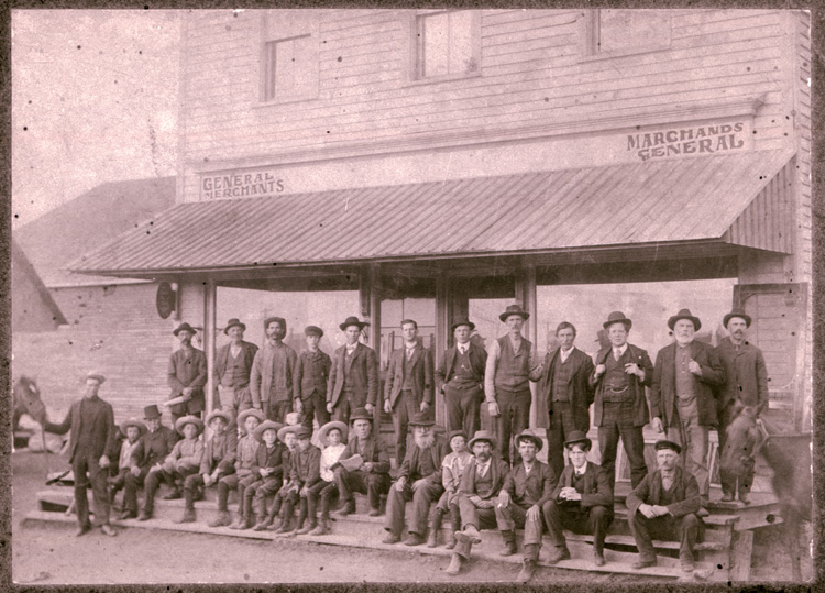 Reproduction d’une photographie d’un magasin g&eacute;n&eacute;ral, Limoges (Ontario), 1900.