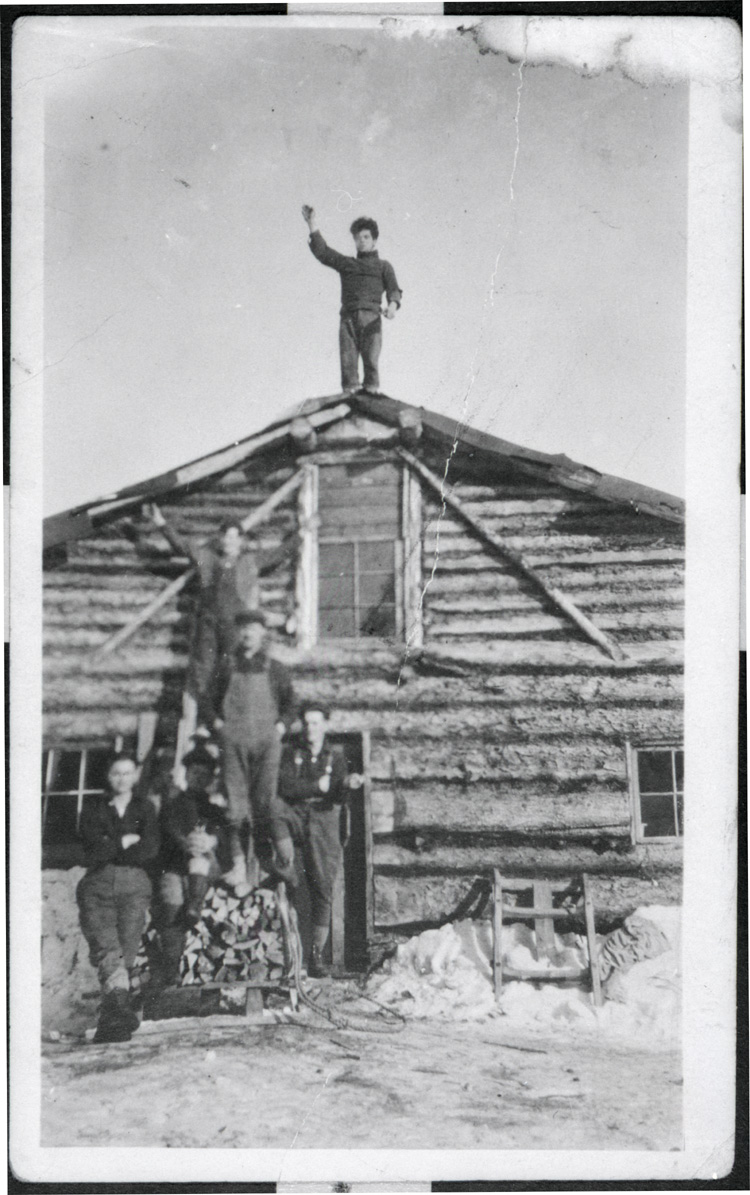Reproduction d’une photographie des jeux de force et d’adresse des travailleurs de chantier, Maxville (Ontario), 1915.