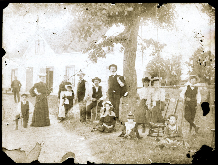 Reproduction d’une photographie d’un groupe de personne devant l’h&ocirc;tel de Wendover (Ontario), 1894.