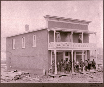 Reproduction d’une photographie du magasin g&eacute;n&eacute;ral de Claude Racine, Casselman (Ontario), ca 1905.