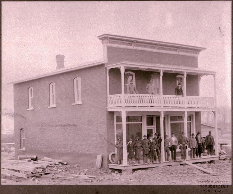Reproduction d’une photographie du magasin g&eacute;n&eacute;ral de Claude Racine, Casselman (Ontario), ca 1905.