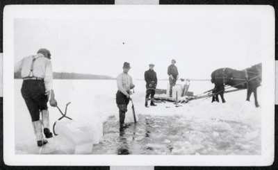 Reproduction d’une photographie du d&eacute;bitage de la glace, ca 1910.