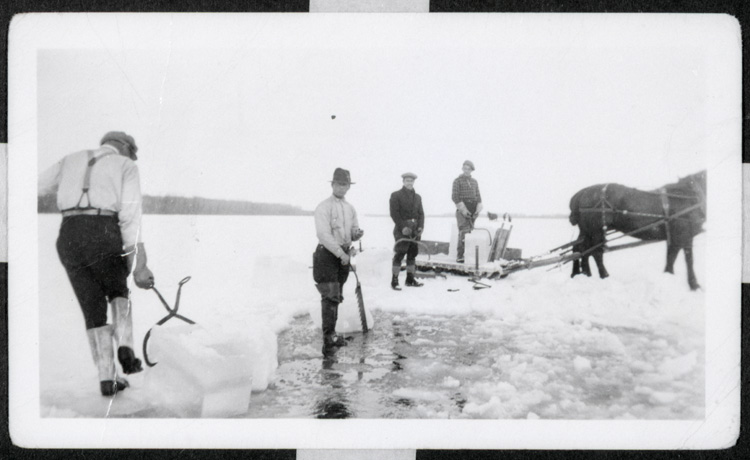 Reproduction d’une photographie du d&eacute;bitage de la glace, ca 1910.