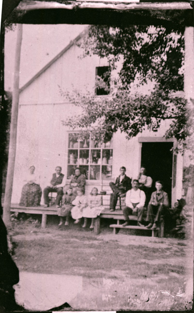Reproduction d’une photographie de Wilfrid Thibault, ferblantier, et sa famille devant son magasin, Alfred (Ontario), ca 1890.