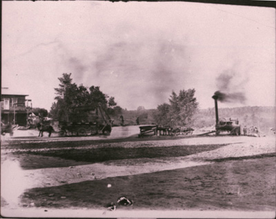 Reproduction d’une photographie de la premi&egrave;re machine &agrave; vapeur achet&eacute;e par M. Coupal pour son moulin &agrave; farine de Plantagenet Springs, Plantagenet (Ontario), ca 1917.