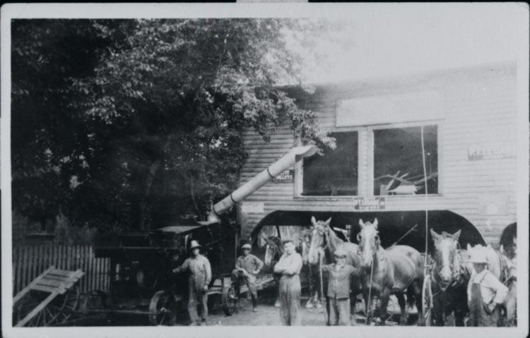 Reproduction d’une photographie de Donat Beauchamps devant la fabrique de moulins &agrave; battre de P. T. L&eacute;gar&eacute;, Lefaivre (Ontario), 1925.