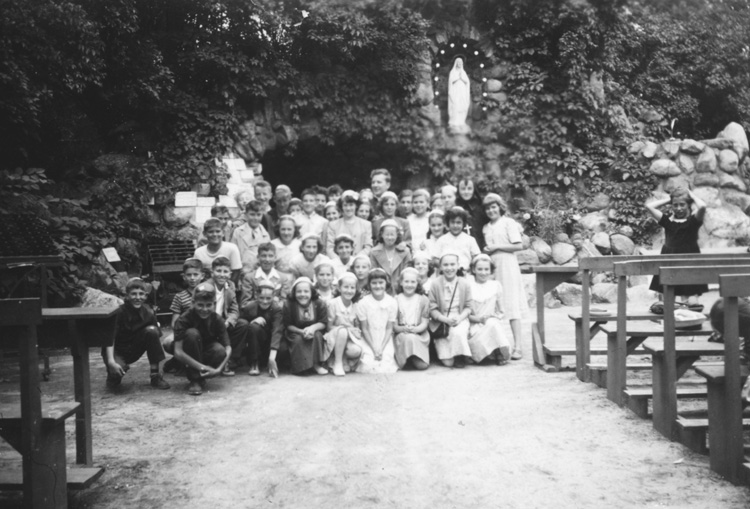 Reproduction d’une photographie d’un groupe d’&eacute;l&egrave;ve de Cyrville (Ontario) et l’abb&eacute; Brunel &agrave; la Grotte de Lourdes, Eastview (Vanier, Ontario), ca 1947.