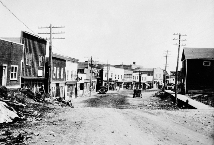 Reproduction d’une photographie de la rue Main &agrave; Kirkland Lake (Ontario), 1927.